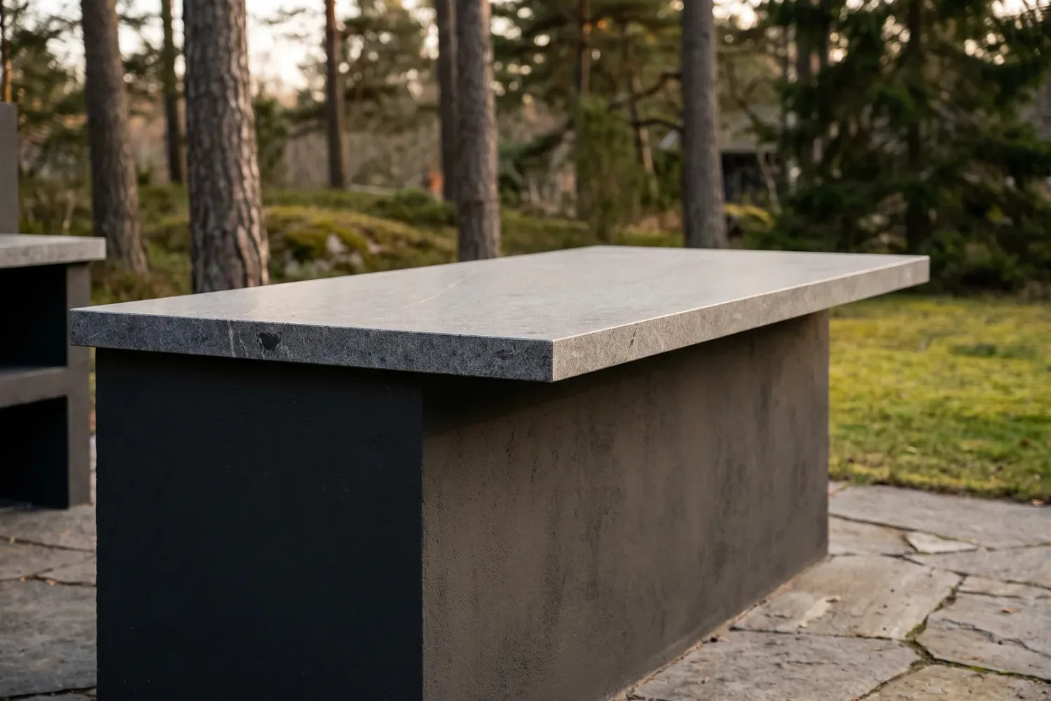Bänkskiva utomhus i 30 mm granit på murad stomme – fristående utekök